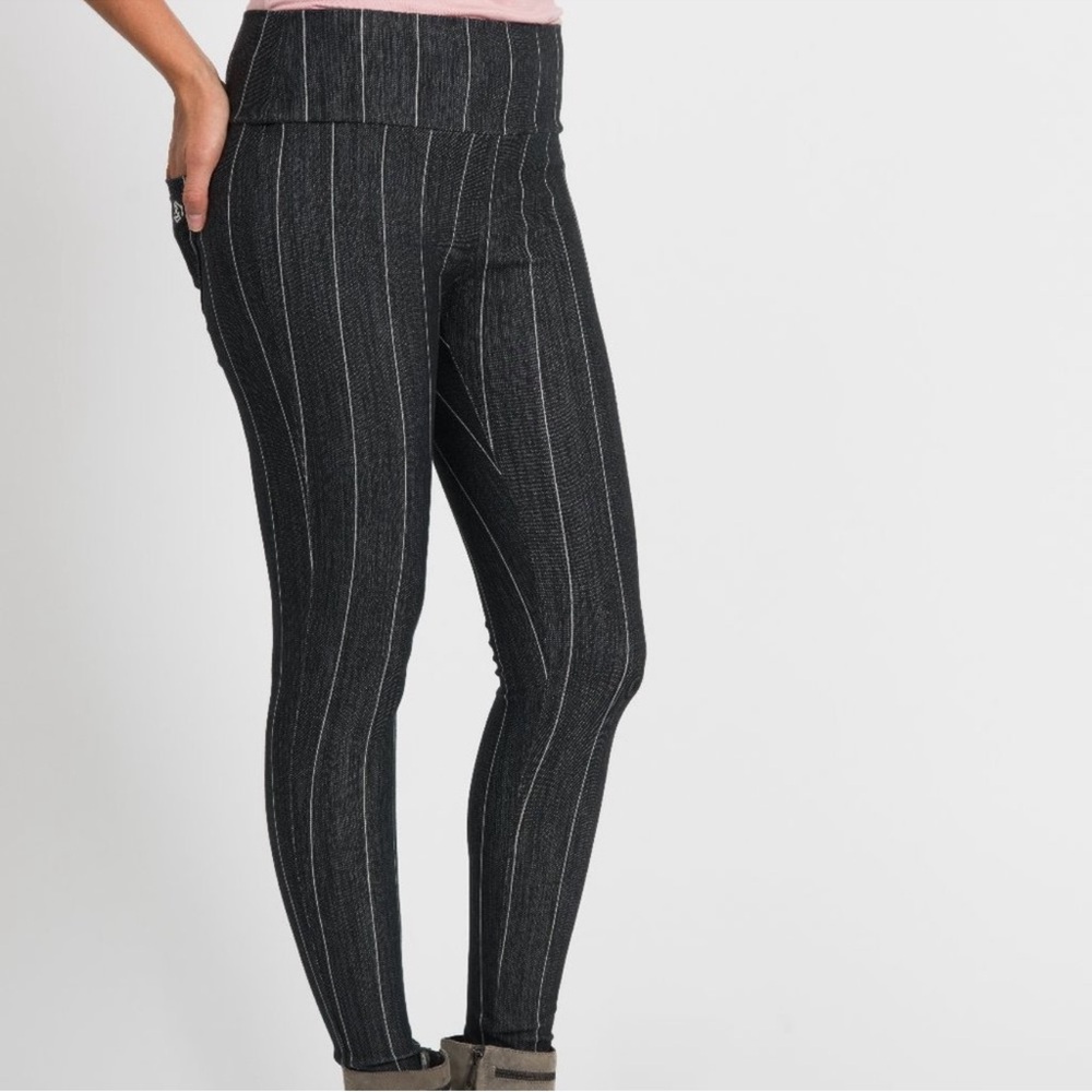 Agnes & Dora Black Pinstripe Jeggings Medium